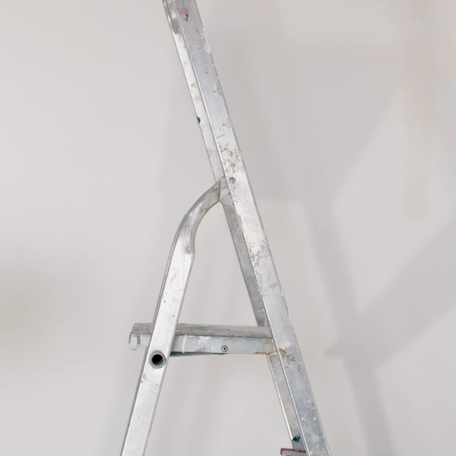 Escalera de aluminio multipropósito 12 peldaños